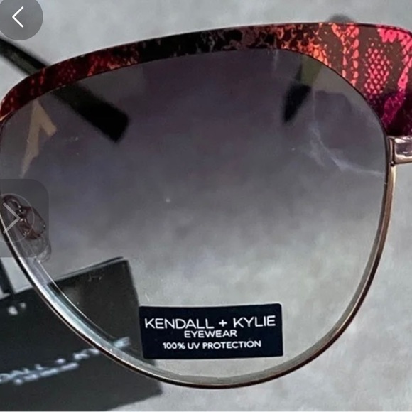 Embrace your inner supermodel with these sleek and edgy cat-eye Sunglasses🔥❣️ - Picture 3 of 8